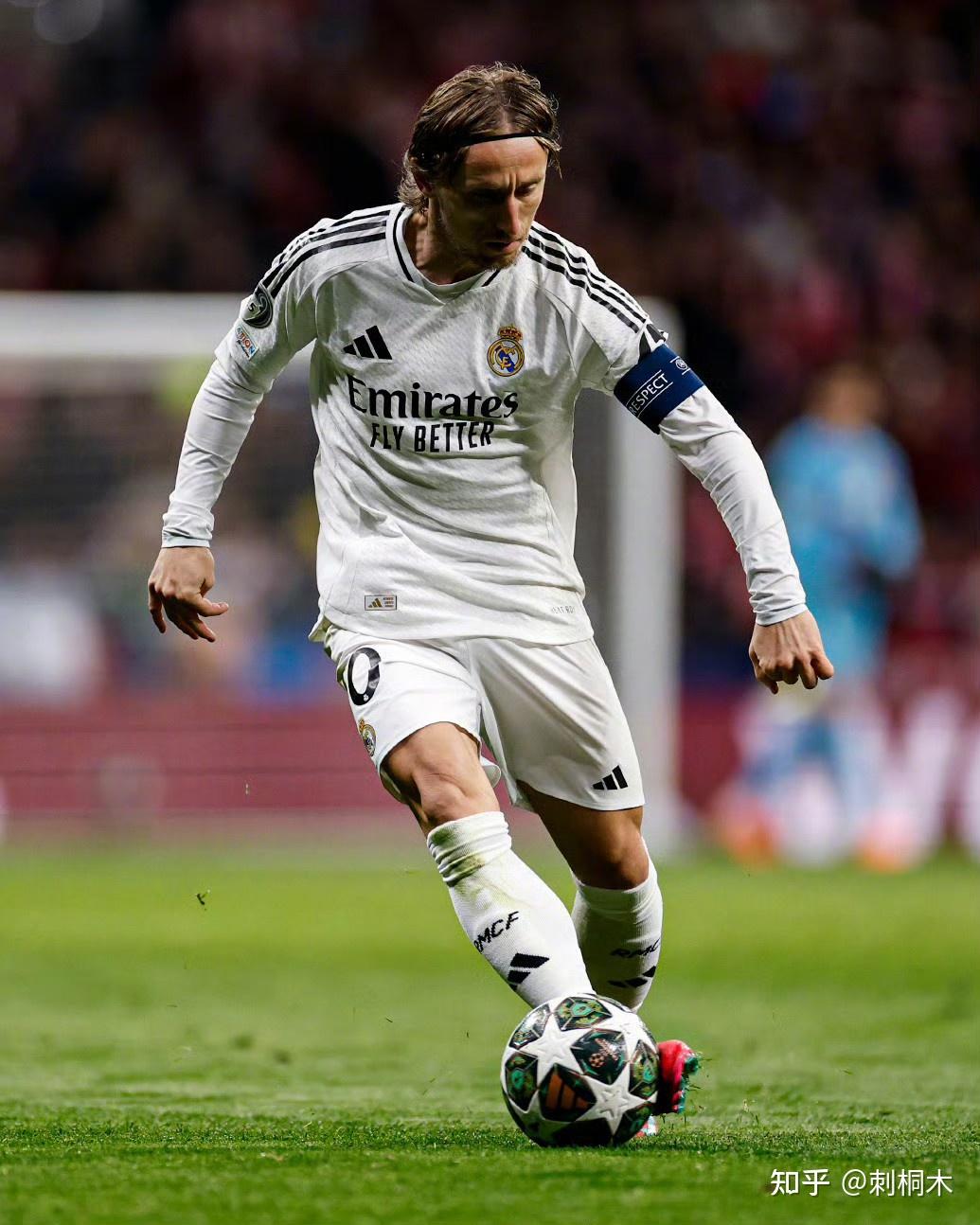 利物浦乱了！外媒：斯洛特将下课，萨拉赫会去沙特，范戴克施压