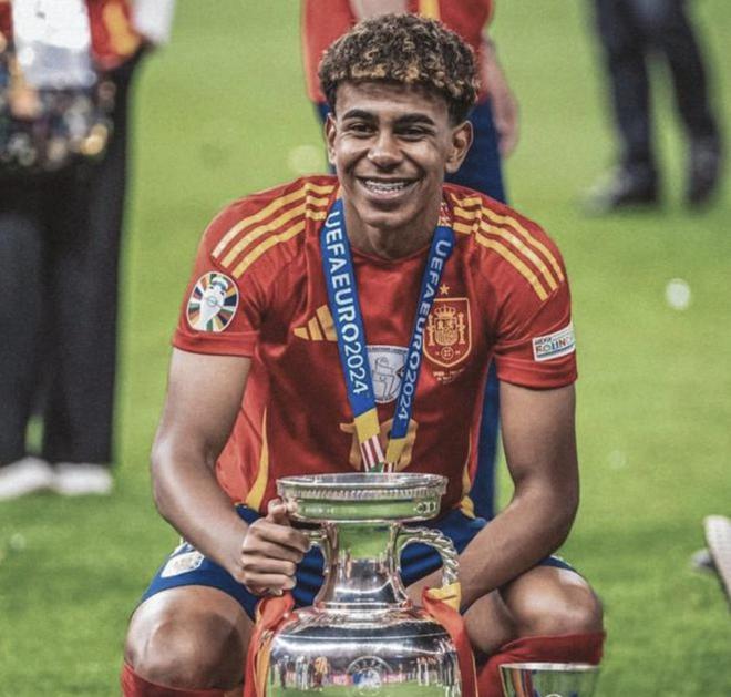 欧冠赛前穆里尼奥与两名昔日弟子重逢，并亲吻了斯内德的光头